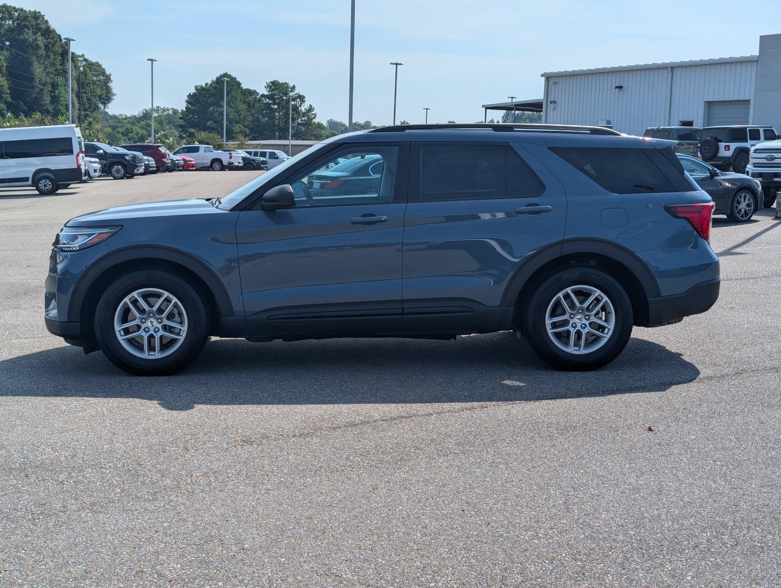 Used 2026 Ford Explorer Active w/ Active Comfort Package RWD image 2