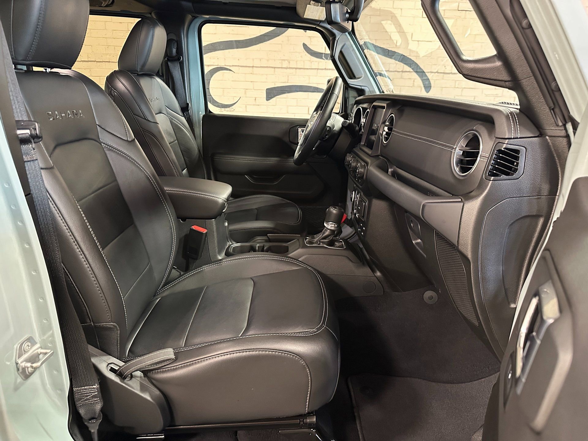 Used 2023 Jeep Wrangler Unlimited Sahara w/ Cold Weather Group AWD/4WD image 17