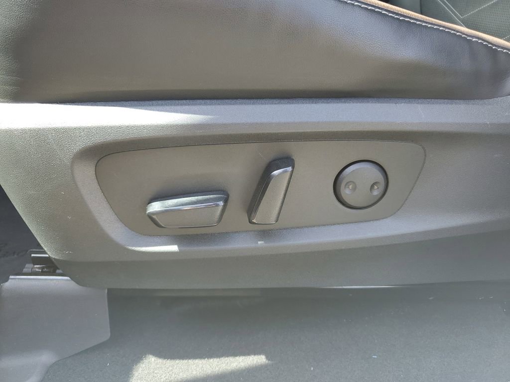 Used 2022 Nissan Pathfinder Platinum w/ Cargo Package FWD image 24