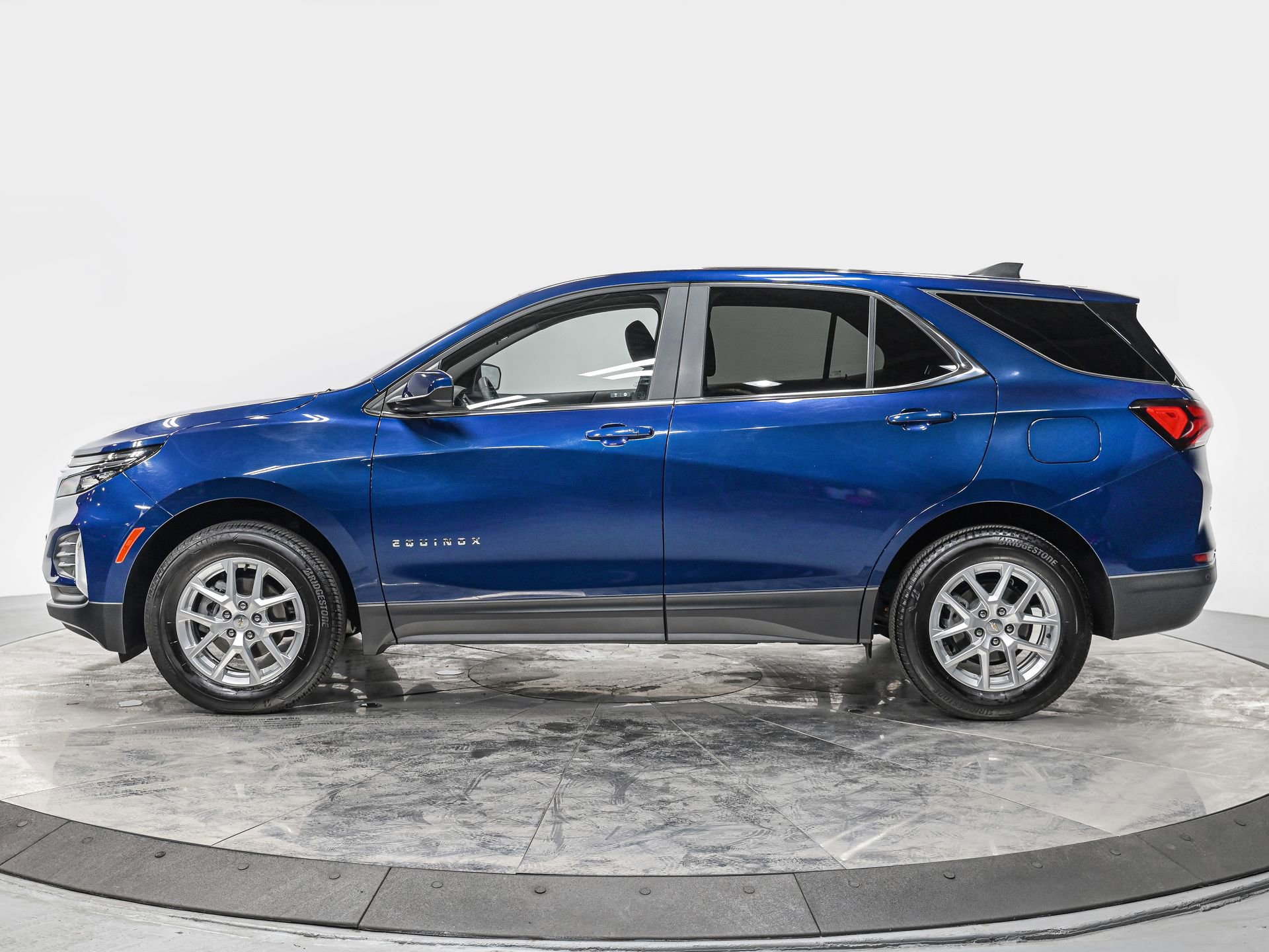 Used 2023 Chevrolet Equinox LT AWD/4WD image 2