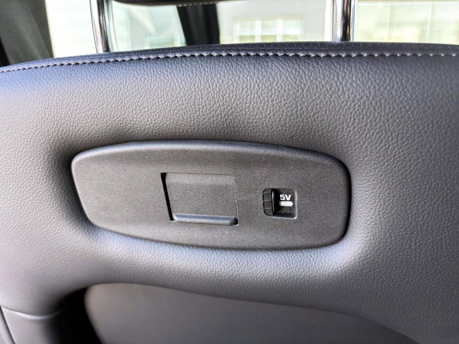 Used 2025 Land Rover Discovery S image 26