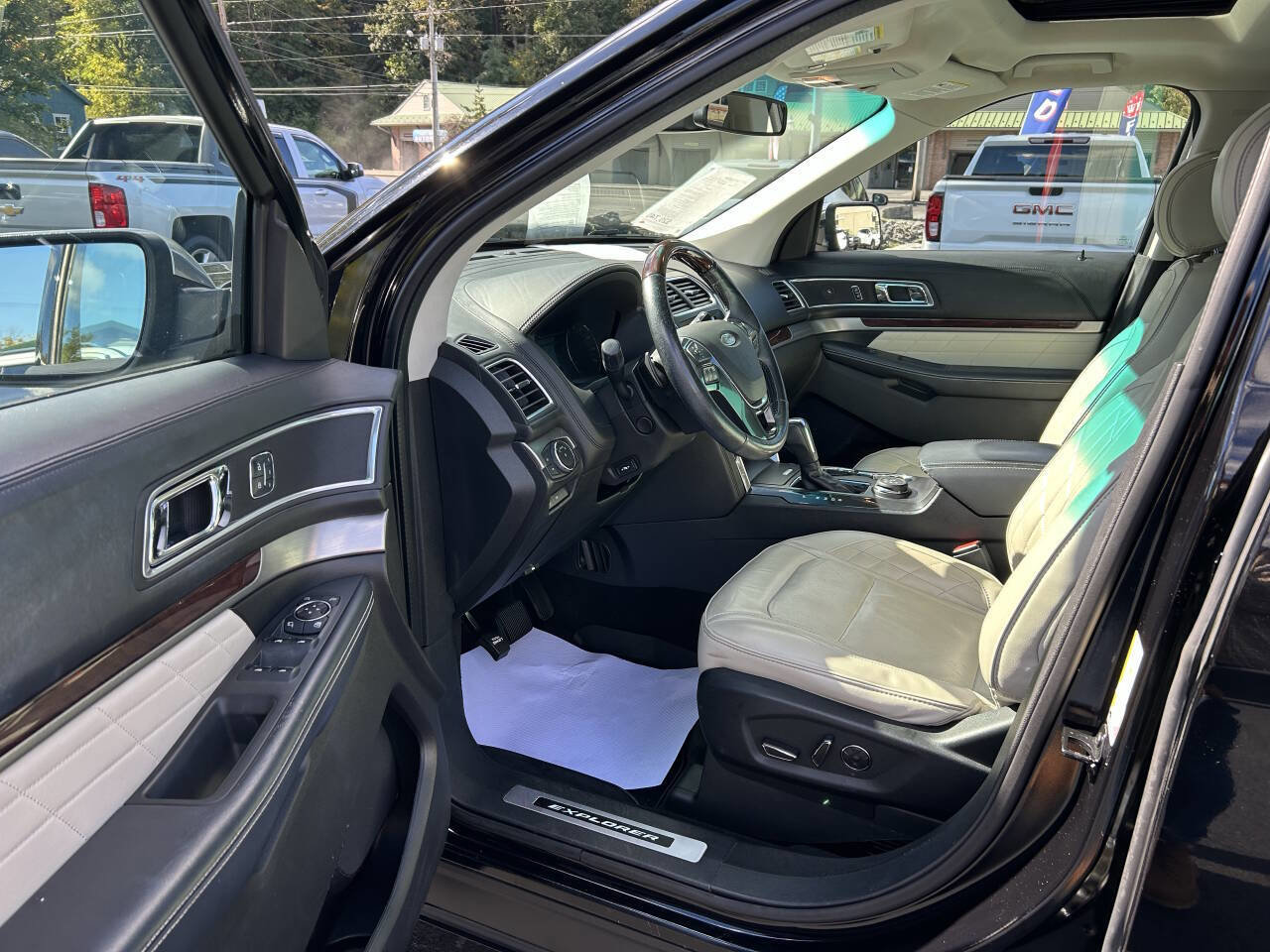 Used 2017 Ford Explorer Platinum image 11