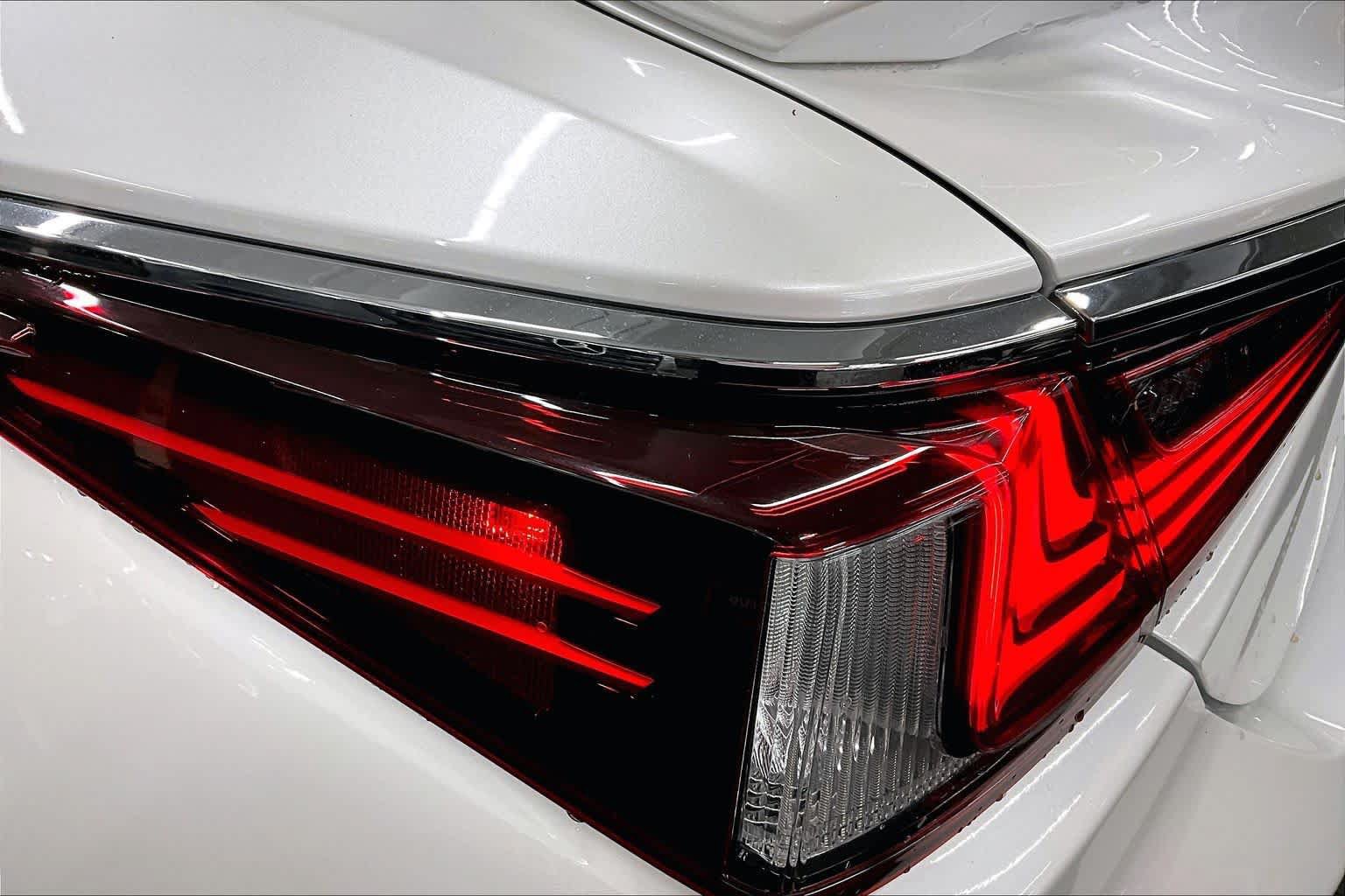 Used 2019 Lexus ES 300h w/ Premium Package FWD image 28