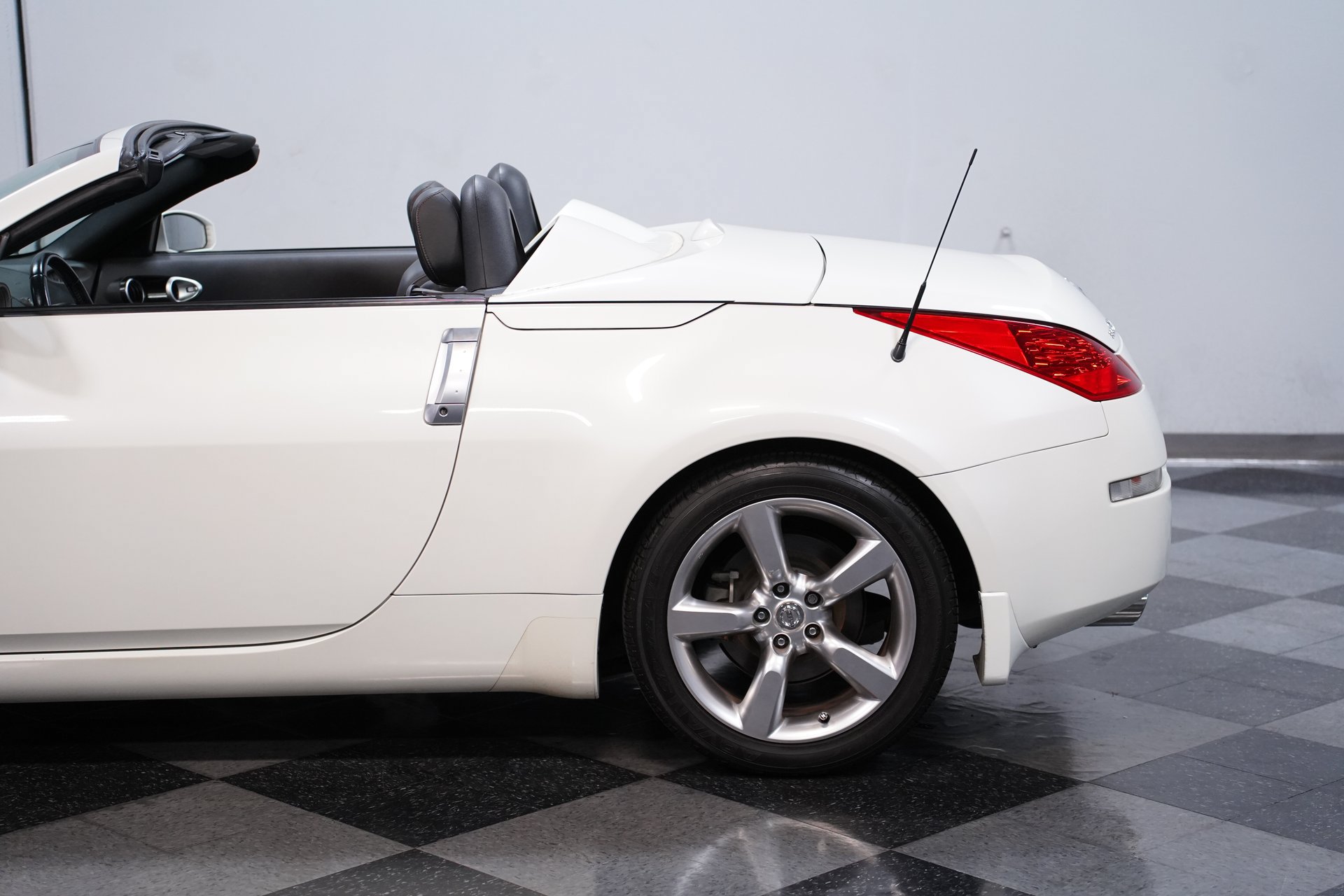 Used 2007 Nissan 350Z Touring RWD image 20