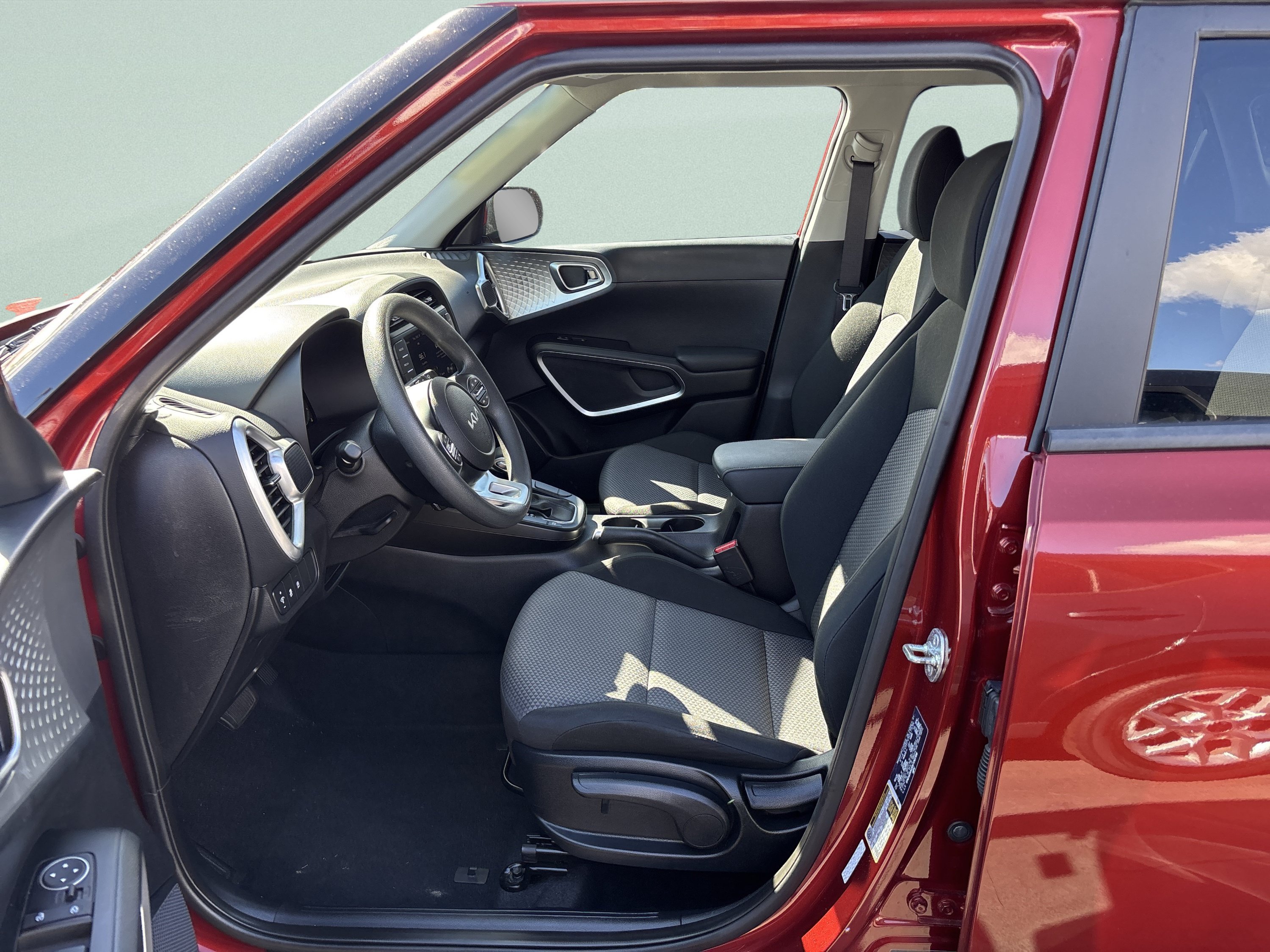 Used 2025 Kia Soul LX w/ LX Technology Package FWD image 10