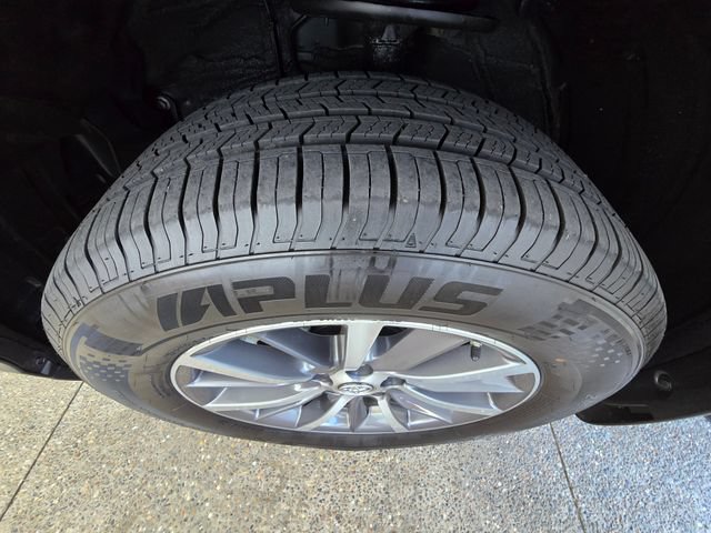 Used 2019 Toyota Highlander XLE AWD/4WD image 29