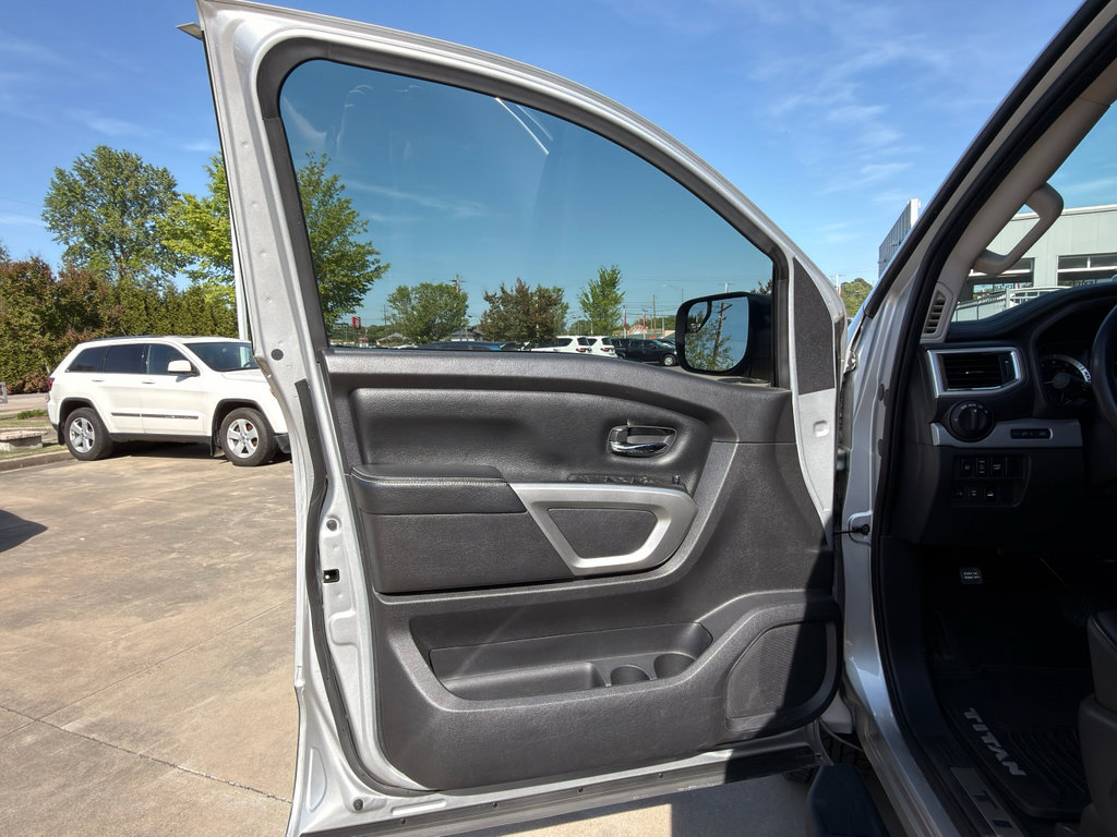 Used 2019 Nissan Titan PRO-4X AWD/4WD image 11