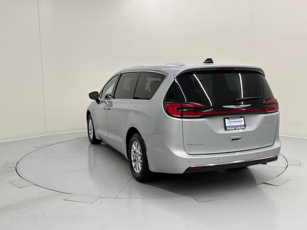 Used 2024 Chrysler Pacifica Touring-L video 3