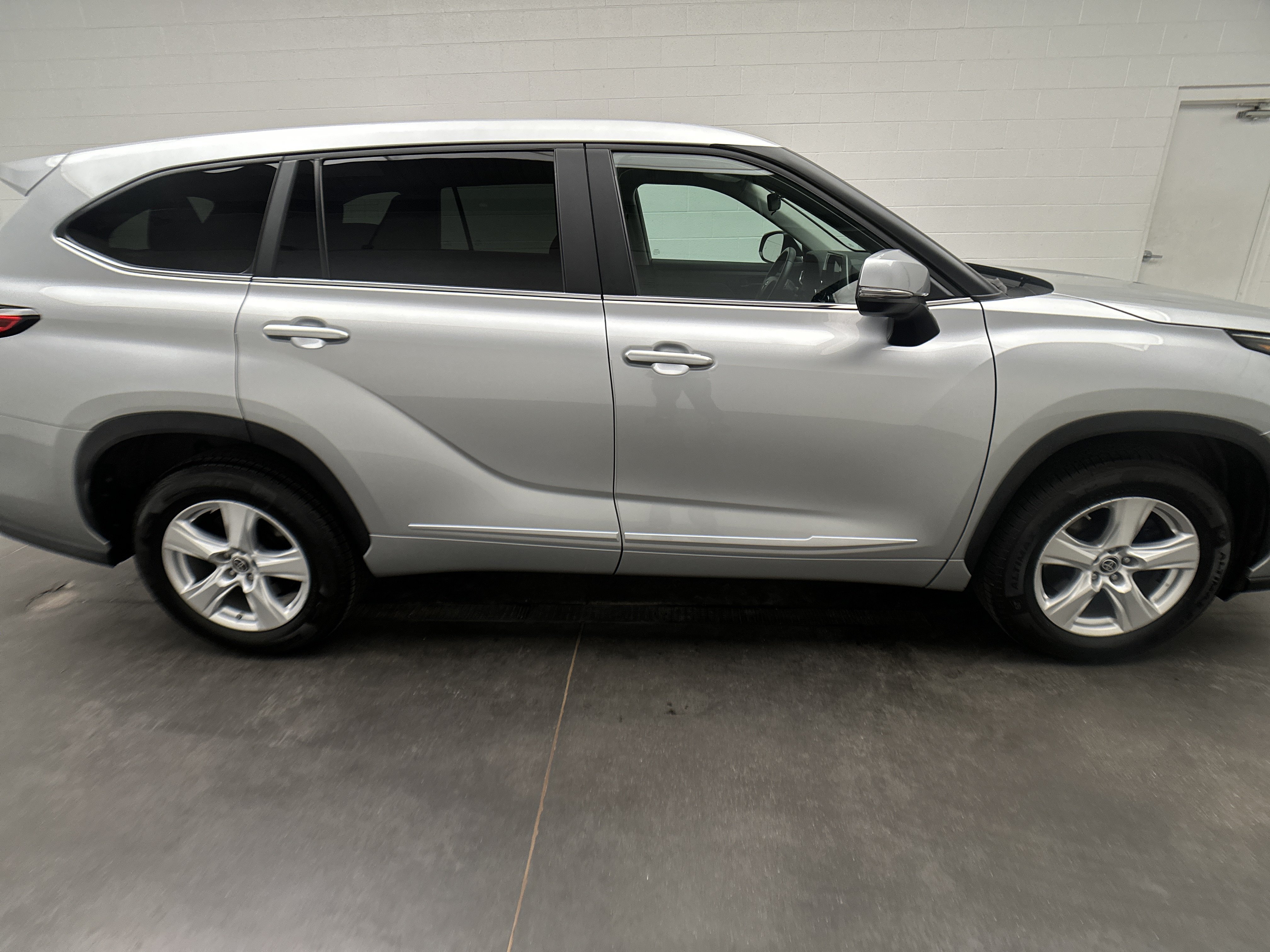 Used 2023 Toyota Highlander LE FWD image 41