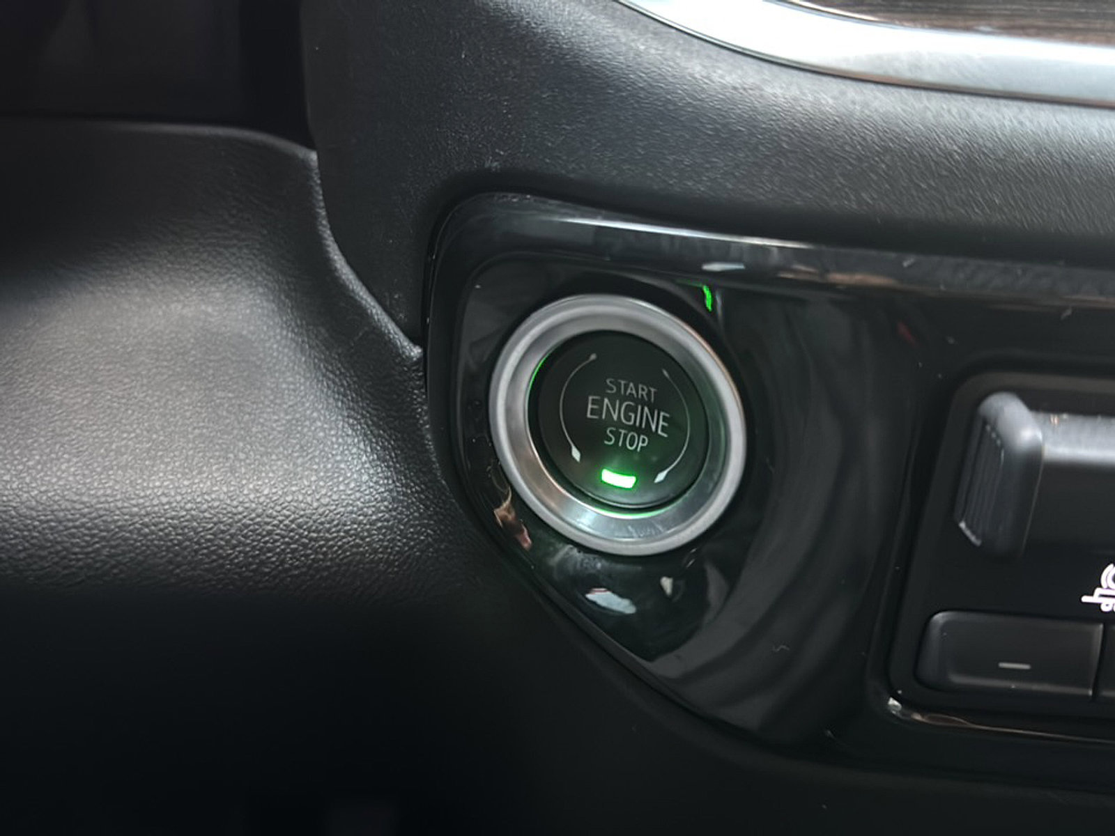 Used 2025 Chevrolet Silverado 2500 LT w/ Convenience Package image 39