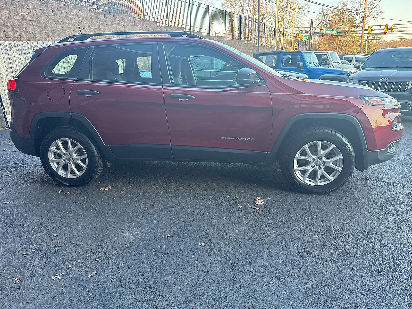 Used 2016 Jeep Cherokee Sport image 17