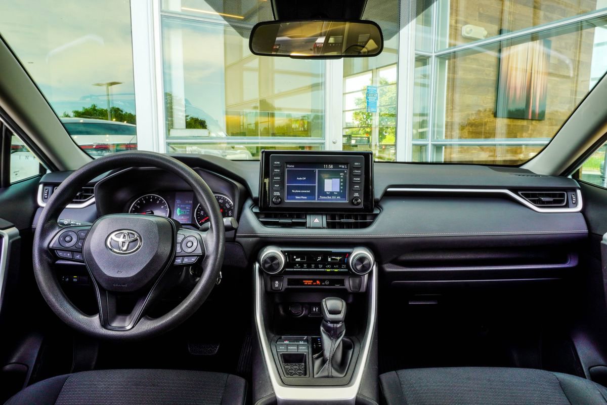 Used 2019 Toyota RAV4 LE FWD image 5