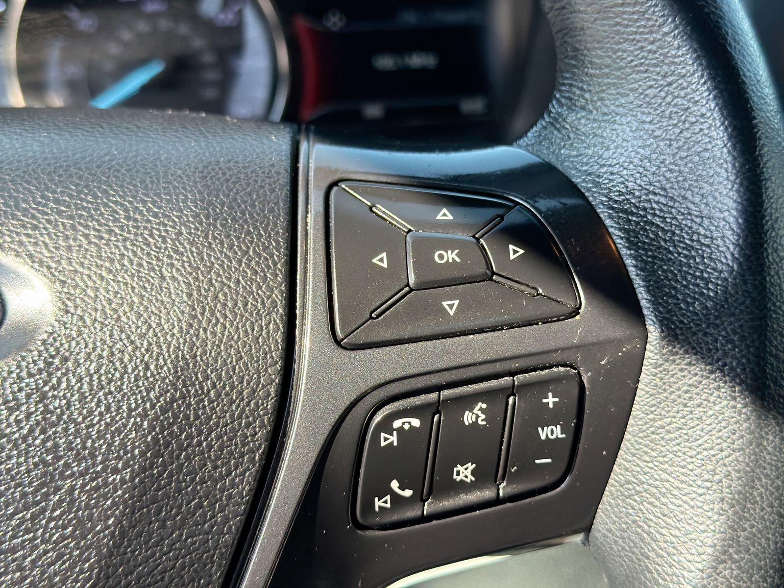 Used 2018 Ford Explorer XLT w/ Equipment Group 202A FWD image 31