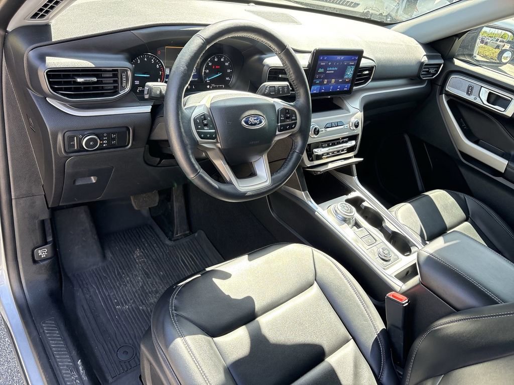 Used 2023 Ford Explorer XLT w/ Equipment Group 202A AWD/4WD image 11