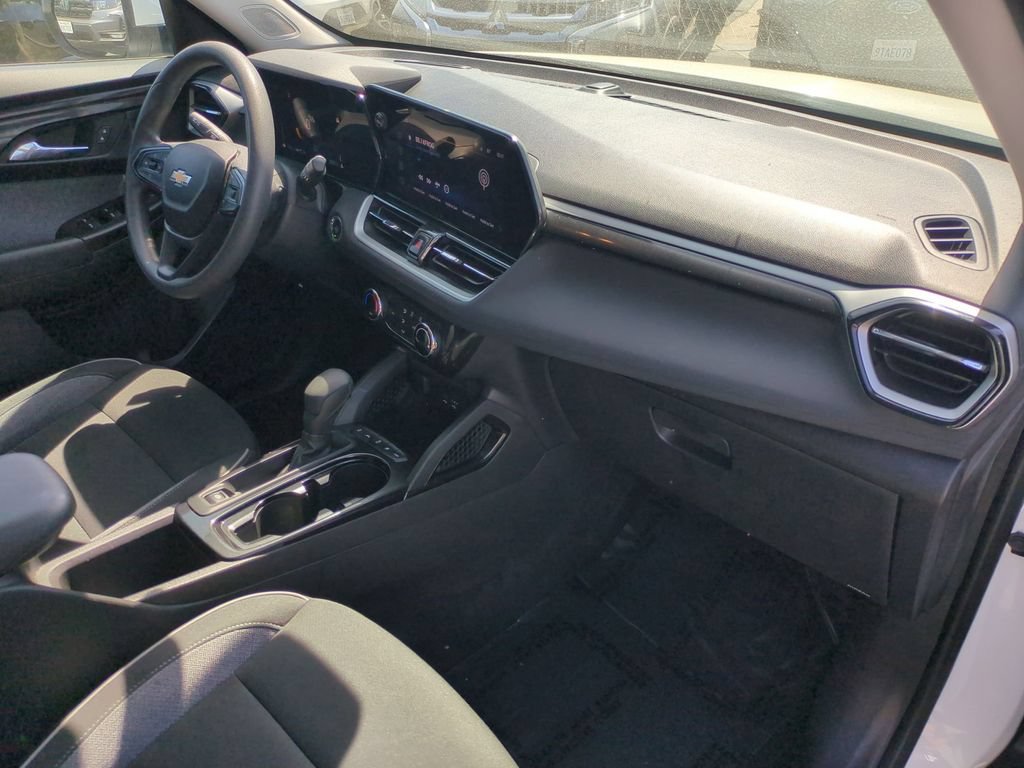 Used 2025 Chevrolet TrailBlazer LT AWD/4WD image 30