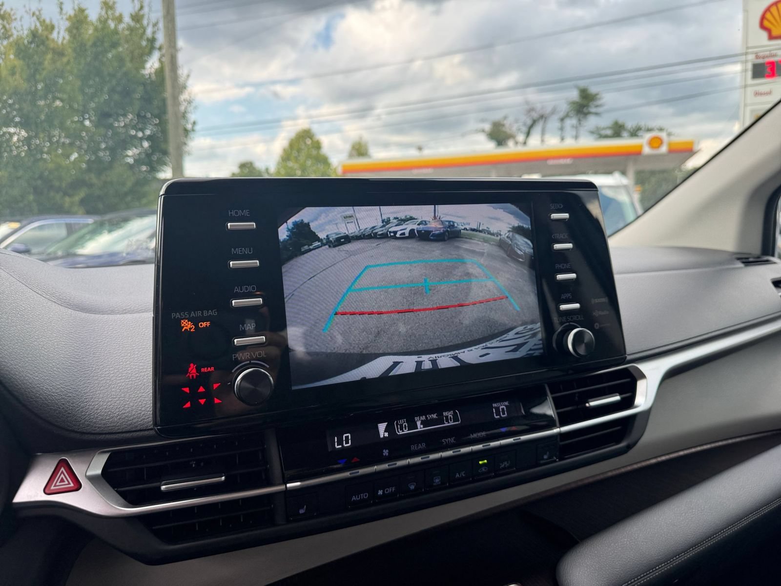 Used 2024 Toyota Sienna XLE FWD image 25