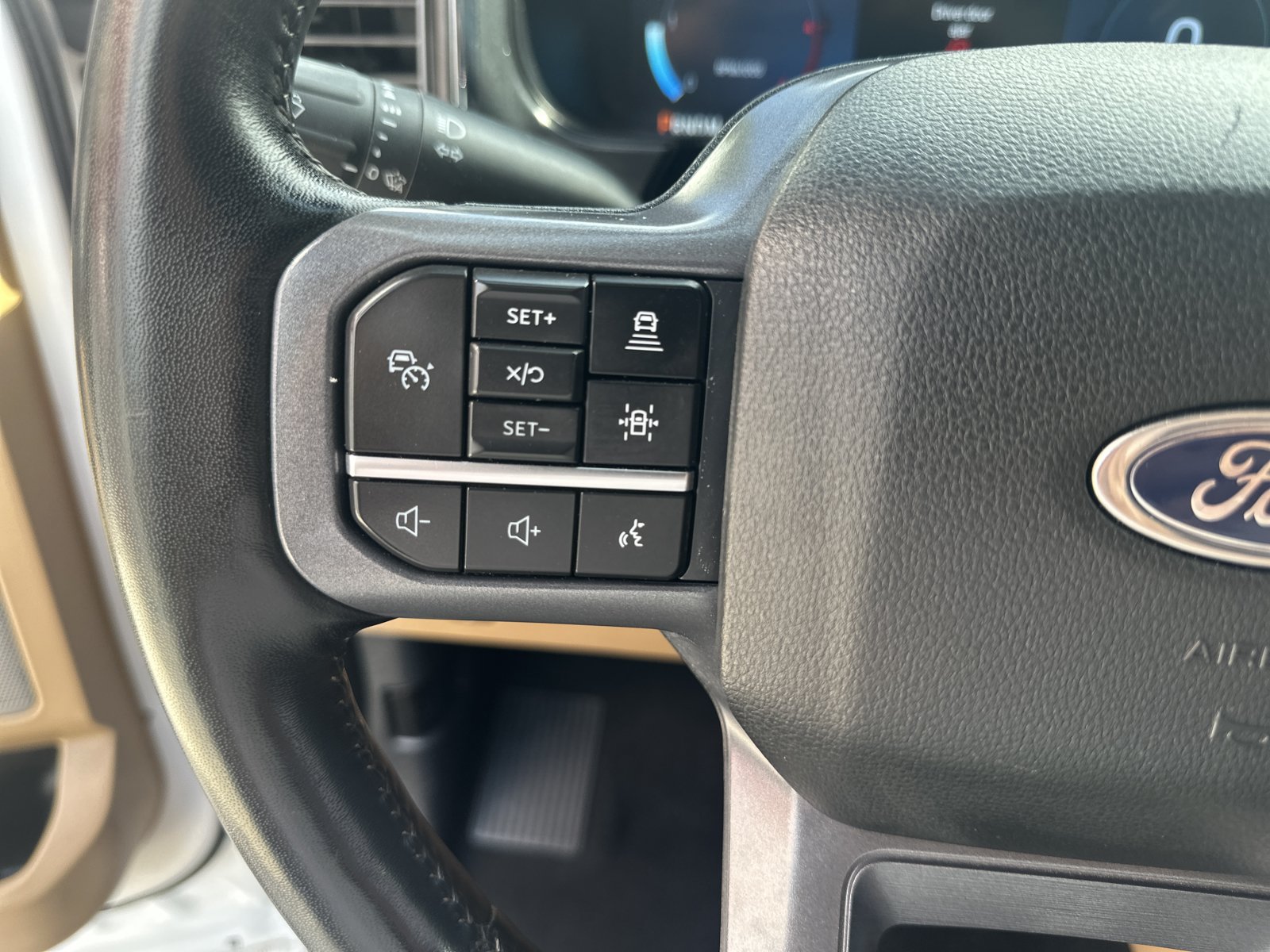 Used 2023 Ford F350 Lariat w/ Lariat Ultimate Package AWD/4WD image 19