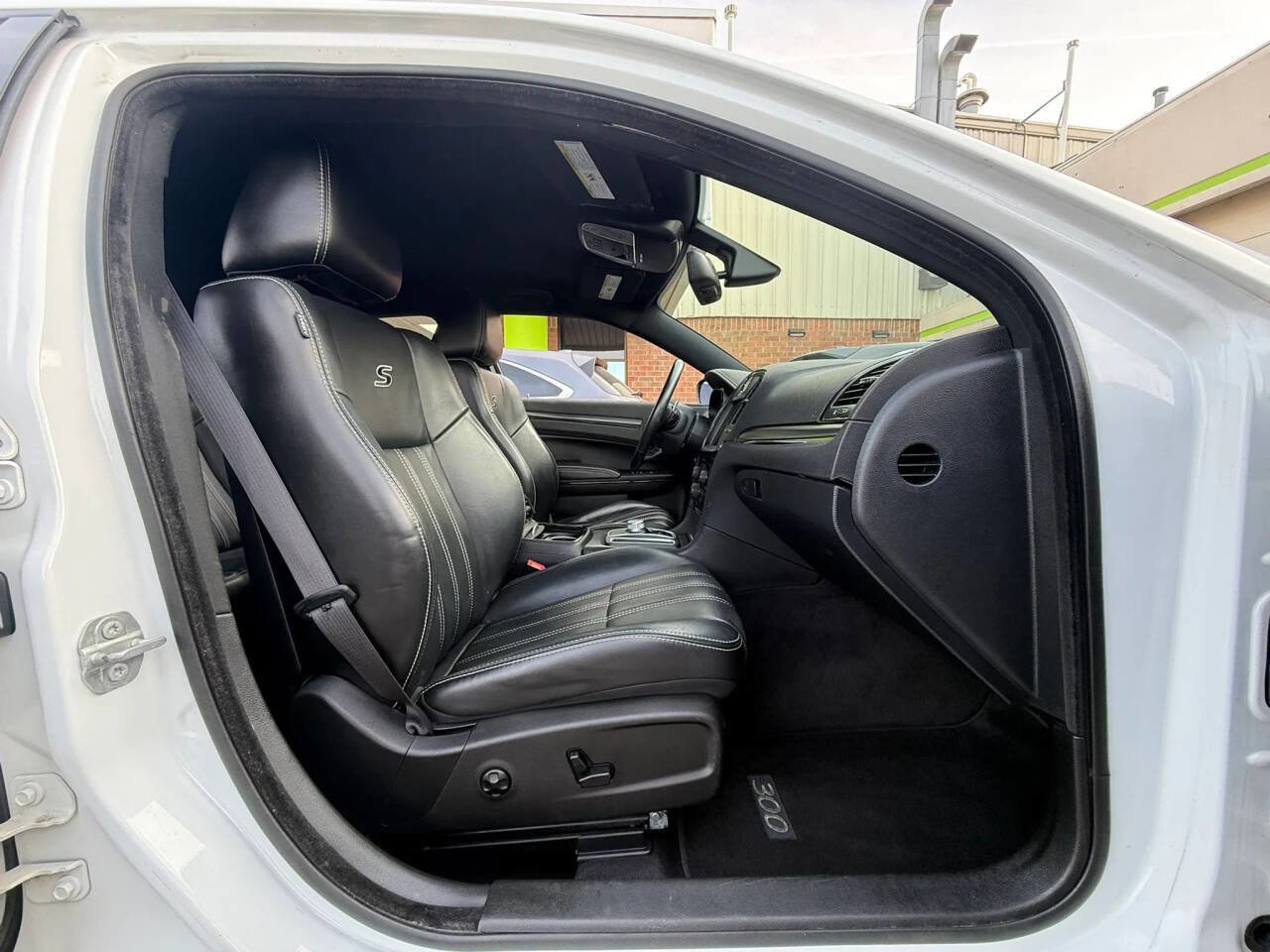 Used 2016 Chrysler 300 S image 7