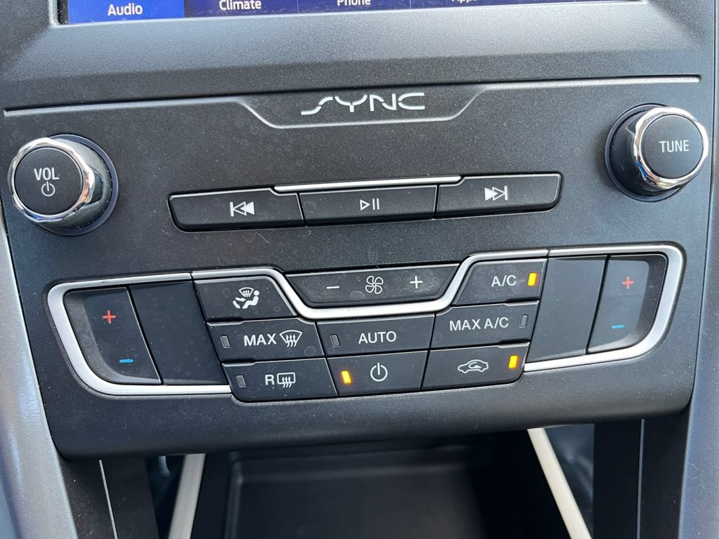 Used 2019 Ford Fusion SE FWD image 19