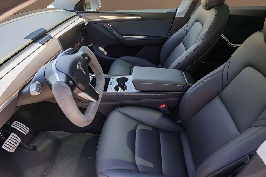 Used 2024 Tesla Model Y Performance image 9