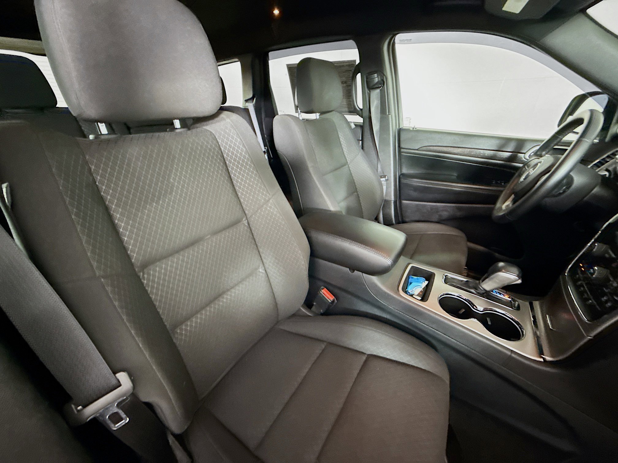 Used 2018 Jeep Grand Cherokee Laredo image 34