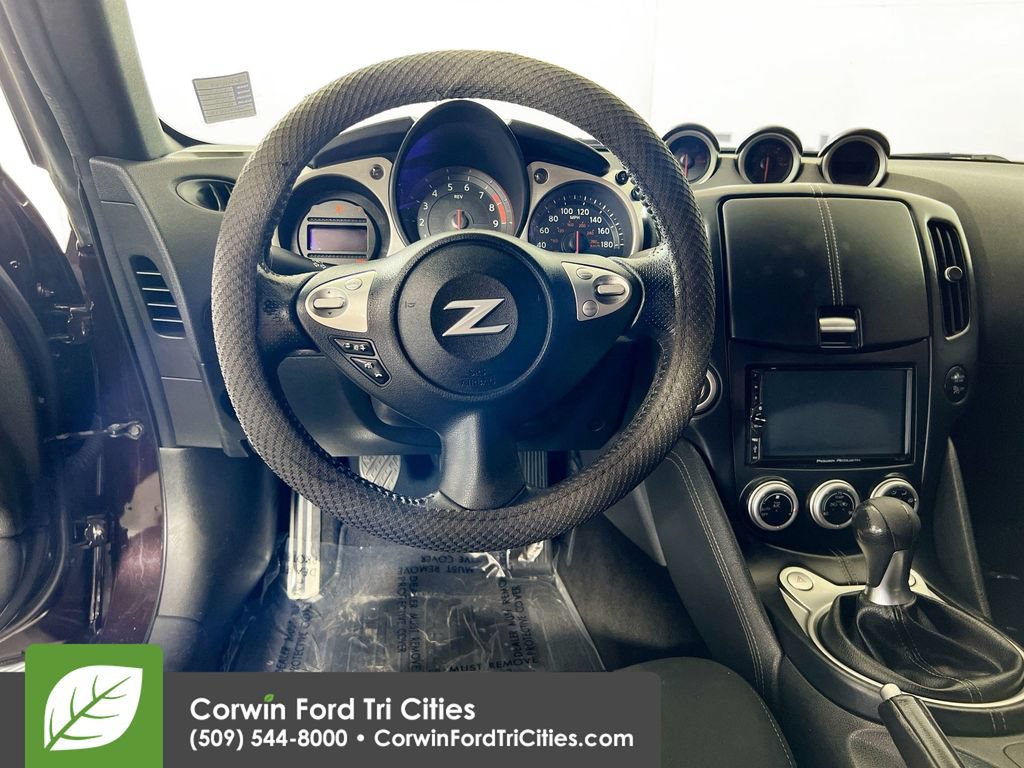 Used 2017 Nissan 370Z Coupe RWD image 22