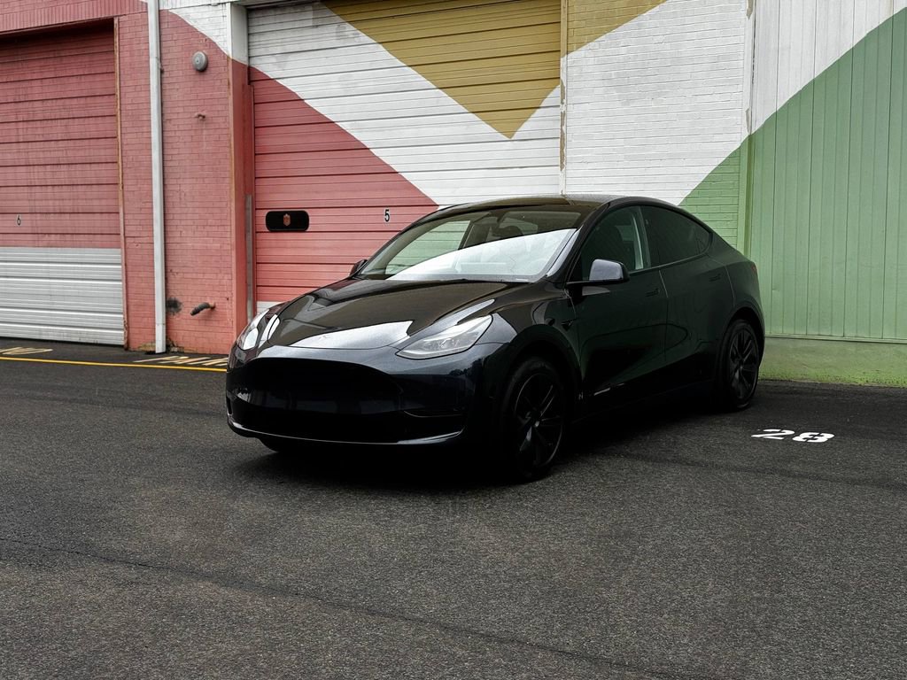 Used 2024 Tesla Model Y Long Range RWD image 2