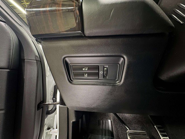 Used 2015 Land Rover Range Rover Supercharged image 21