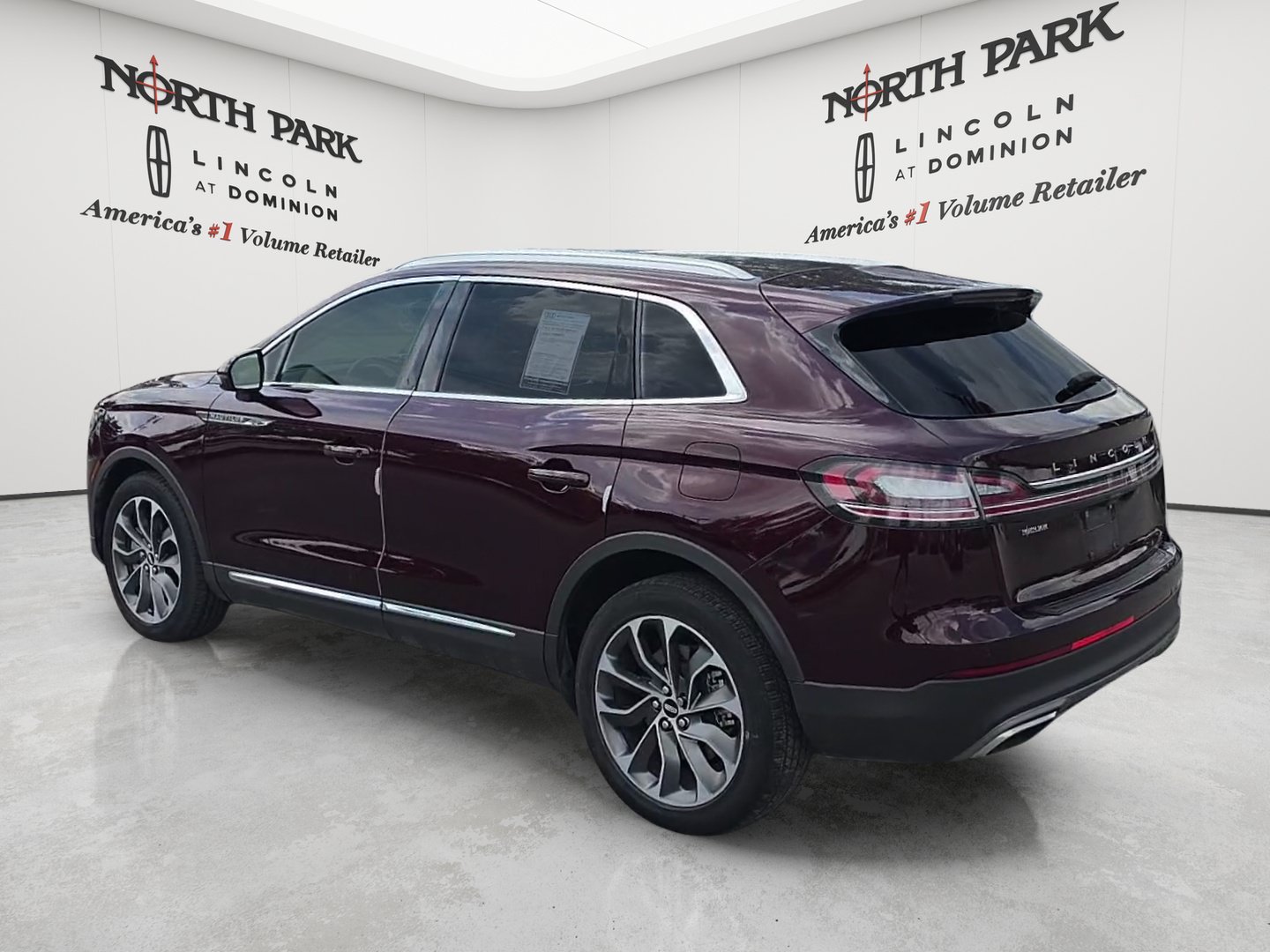 Used 2023 Lincoln Nautilus Reserve AWD/4WD image 3