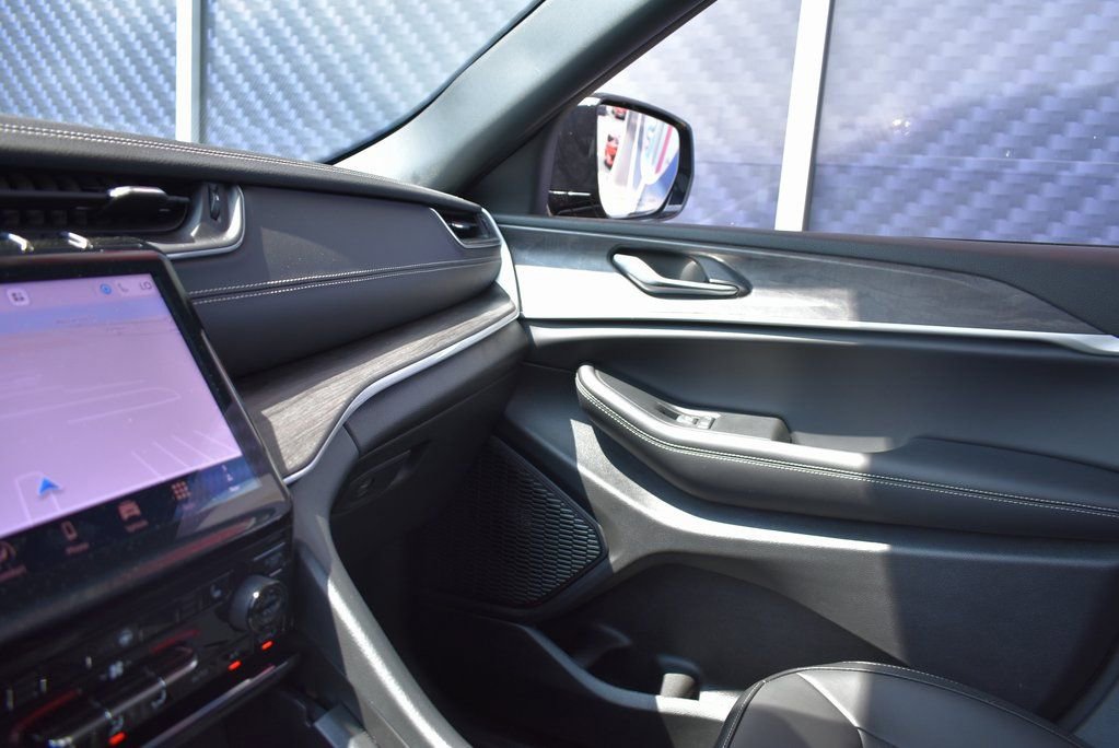 Used 2025 Jeep Grand Cherokee Limited w/ Black Appearance Package image 48