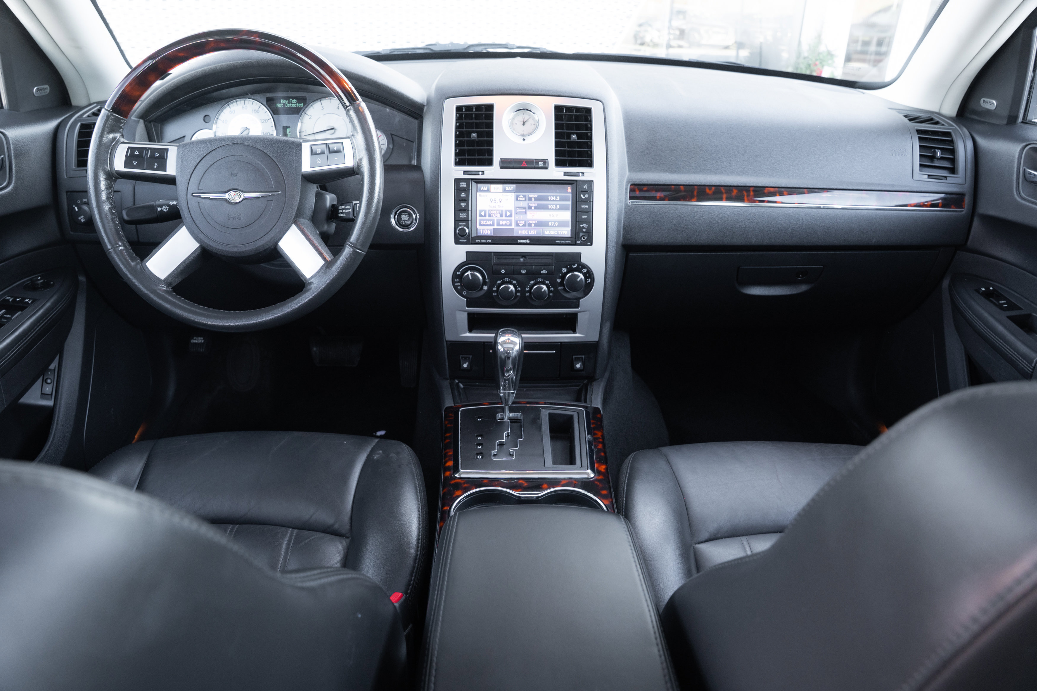 Used 2010 Chrysler 300 C image 8