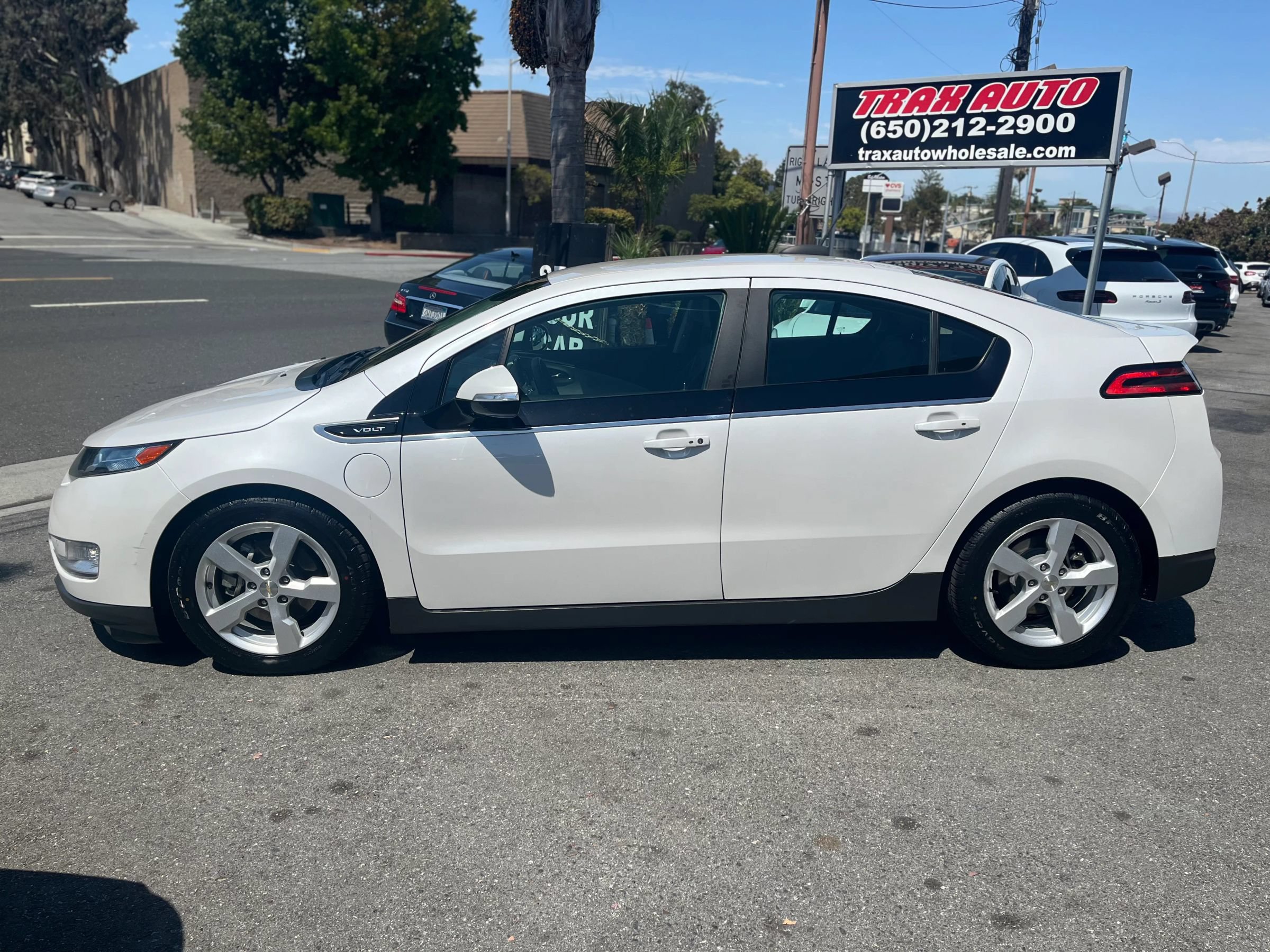 Used 2015 Chevrolet Volt Premium w/ Premium Trim Package FWD image 4