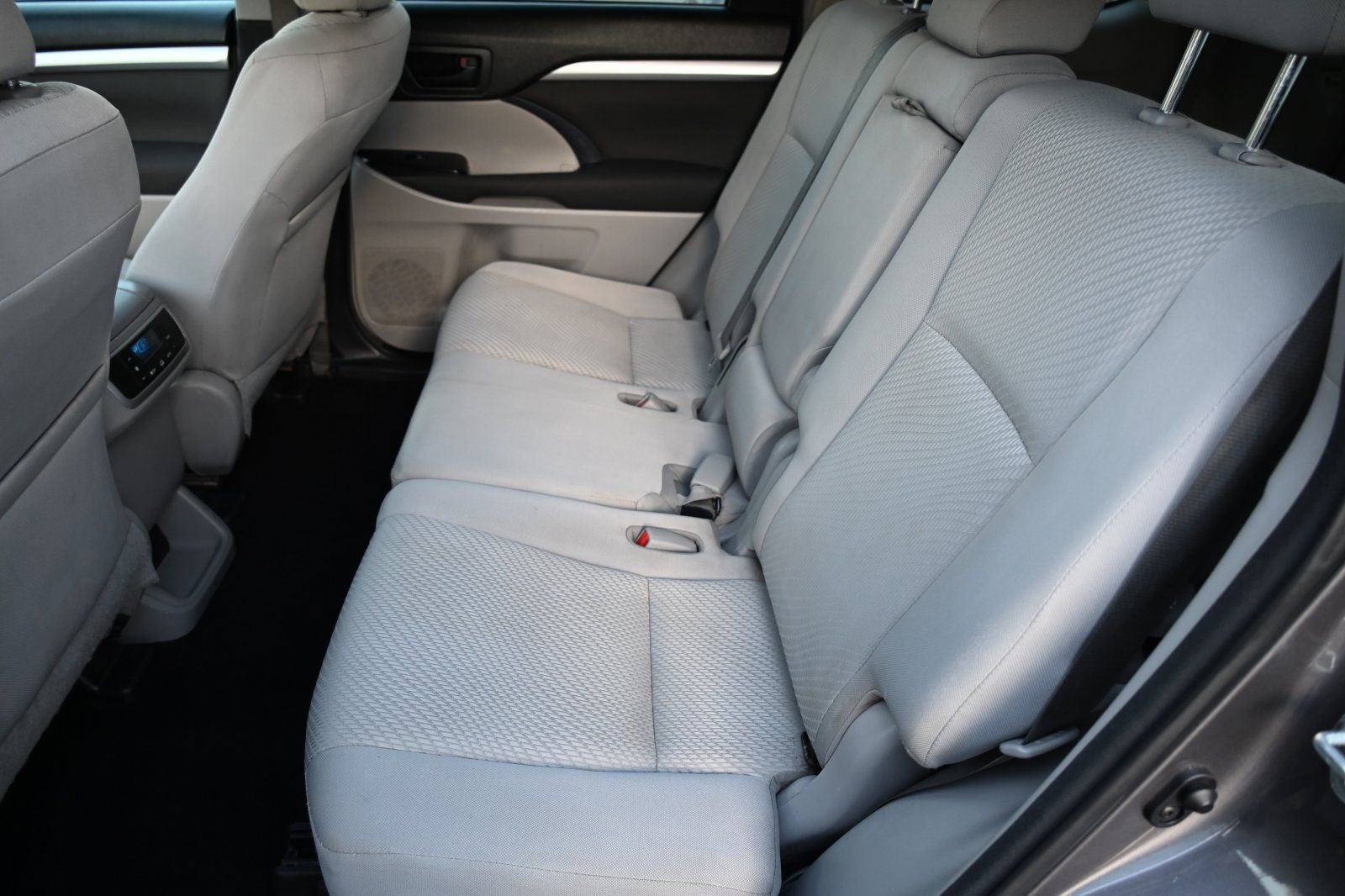 Used 2017 Toyota Highlander LE image 8