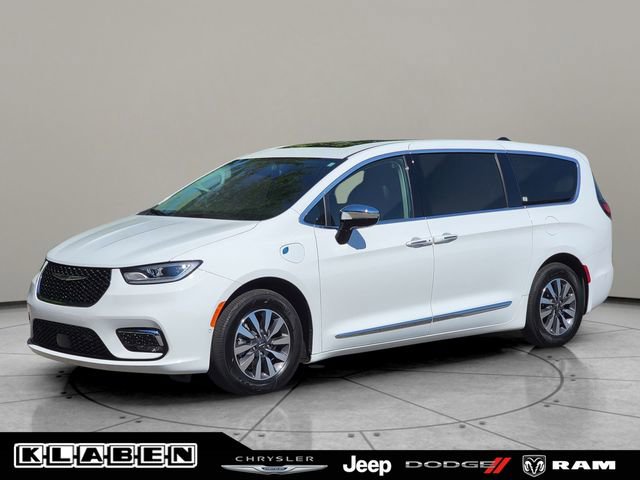 Used 2023 Chrysler Pacifica Limited w/ Uconnect Theater Family Group