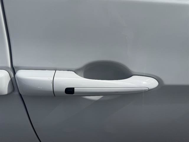 Used 2024 Chrysler Pacifica Touring-L FWD image 13