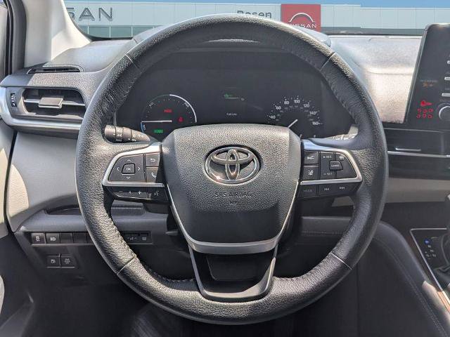 Used 2023 Toyota Sienna XLE FWD image 16