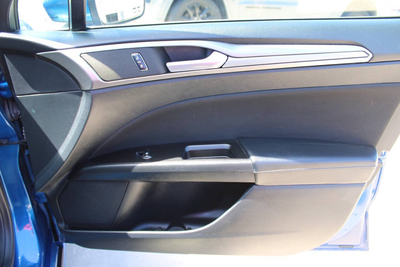 Used 2017 Ford Fusion SE w/ Fusion SE Technology Package FWD image 11