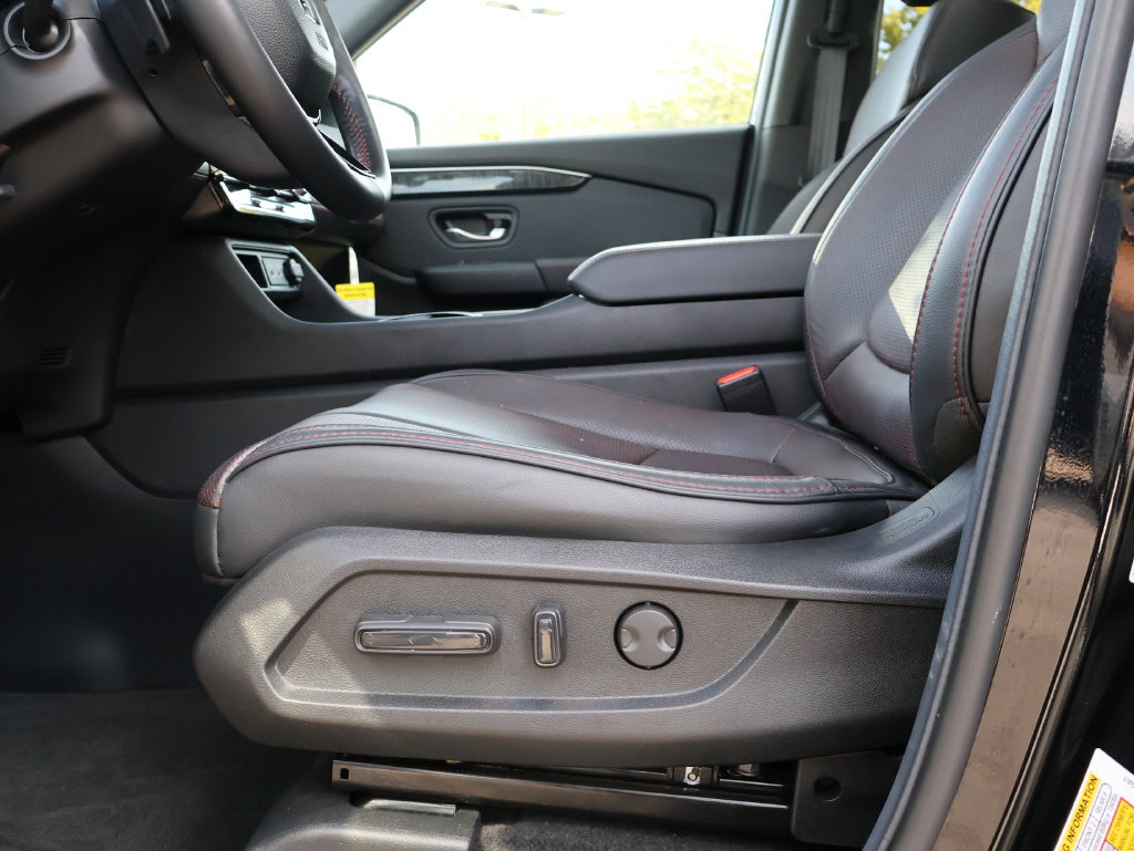 Certified 2025 Honda Pilot Black Edition image 34