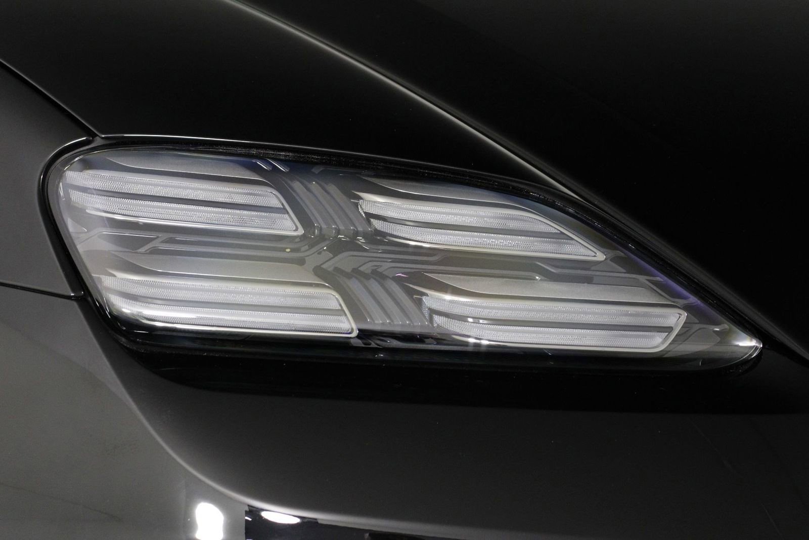 Certified 2025 Porsche Macan 4 Electric AWD/4WD image 26