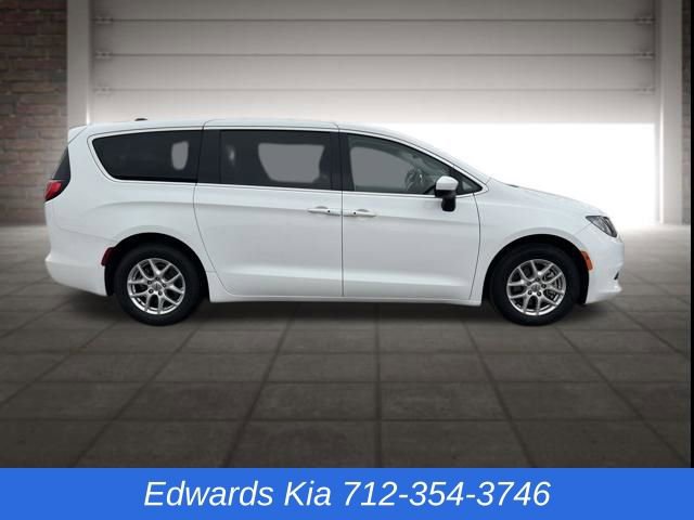 Used 2023 Chrysler Voyager LX image 2