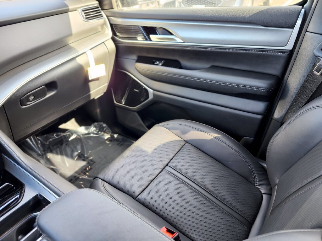 Used 2026 Jeep Grand Wagoneer Limited AWD/4WD image 15