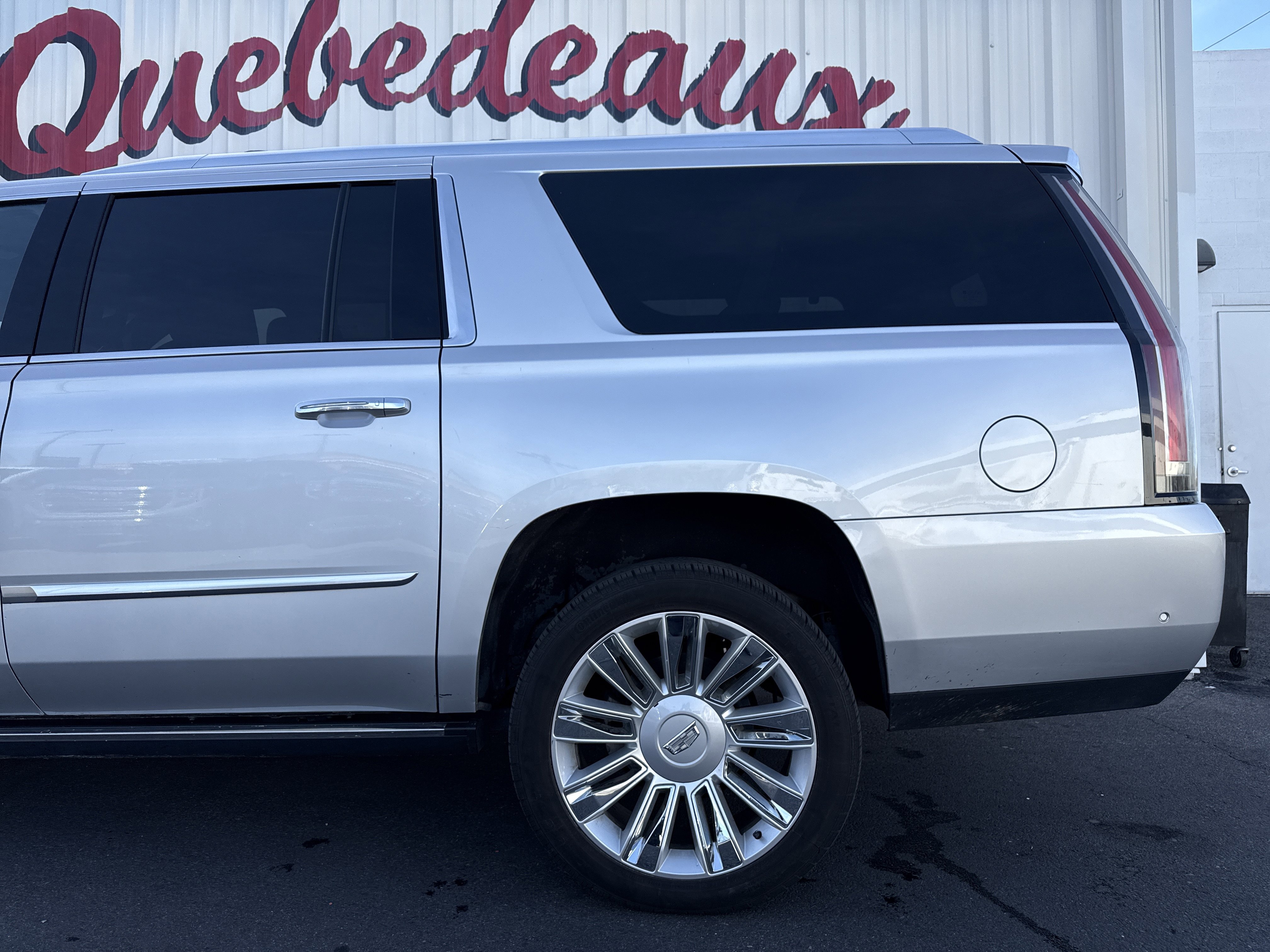 Used 2019 Cadillac Escalade ESV Platinum image 2