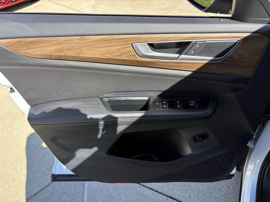 Used 2025 Volkswagen Atlas SE image 11