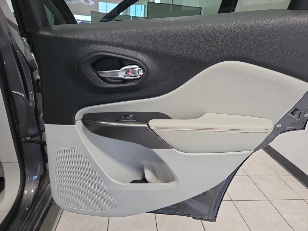 Used 2019 Jeep Cherokee Limited FWD image 17