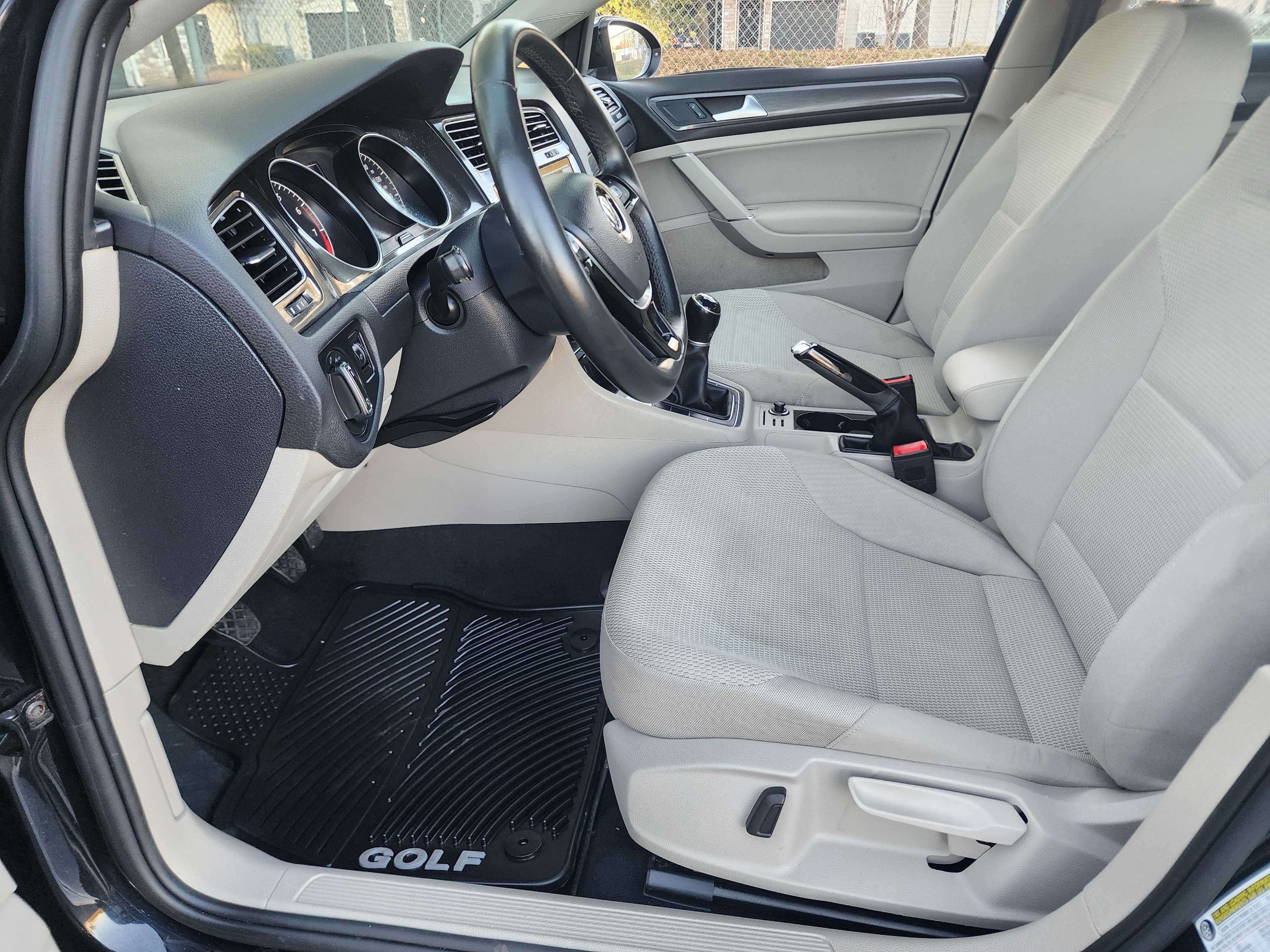 Used 2019 Volkswagen Golf S image 25