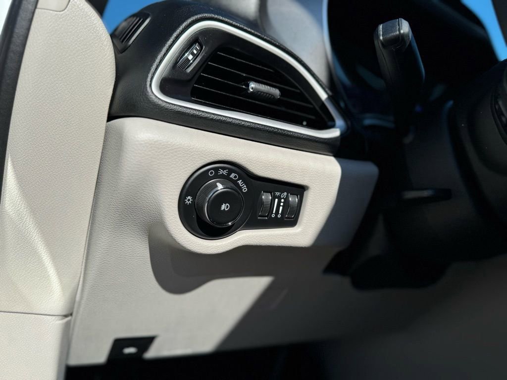 Used 2023 Chrysler Pacifica Touring-L image 27