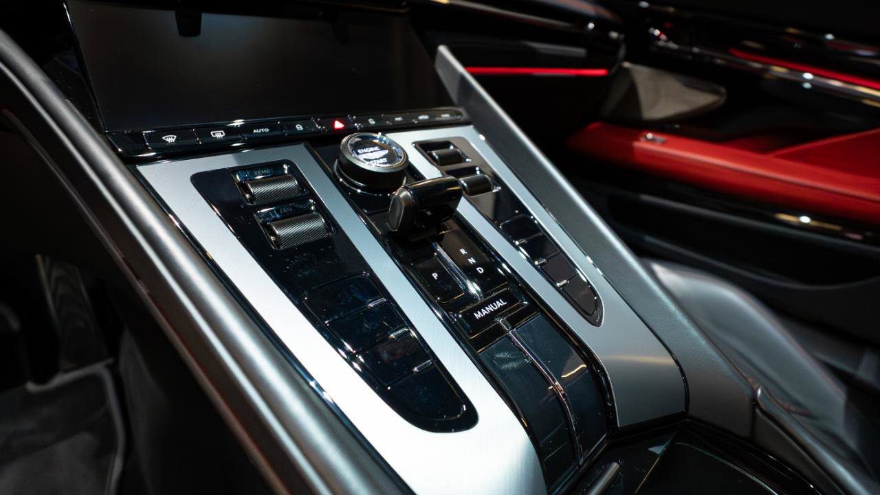 Used 2024 Aston Martin DB12 Coupe RWD image 13