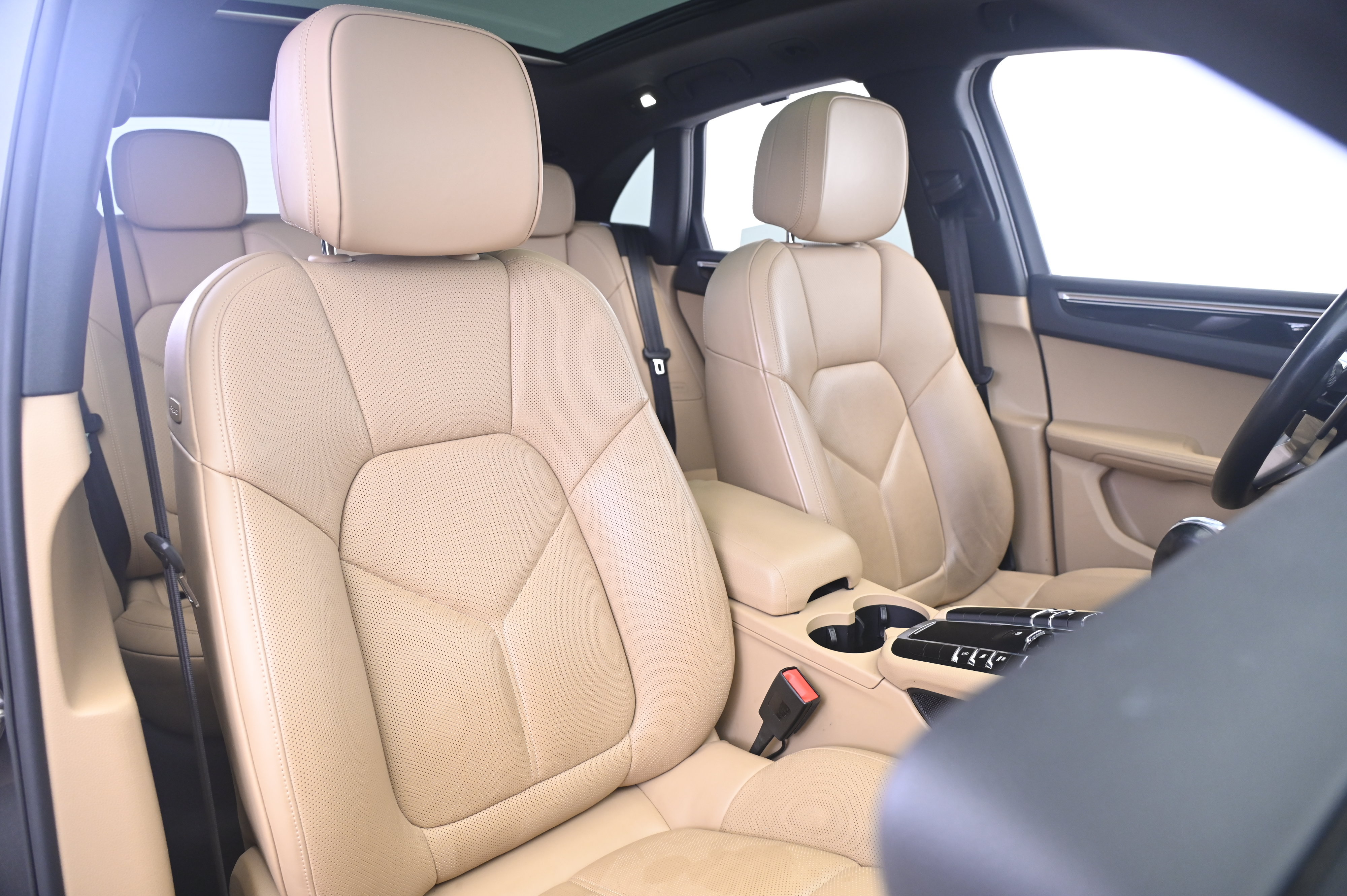 Used 2018 Porsche Macan AWD/4WD image 24