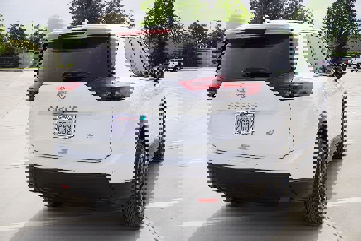 Used 2024 Nissan Rogue SV image 9