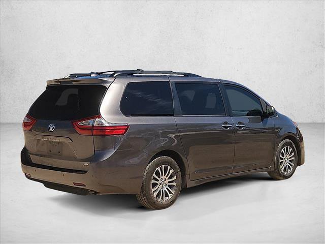 Used 2018 Toyota Sienna XLE w/ XLE Navigation Package FWD image 4